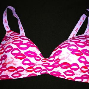Victoria's Secret Tshirt bra. Lightly lined. Wireless.